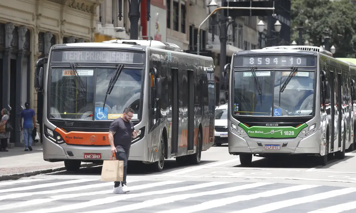 IBGE aponta inflação oficial de 0,88% em março, impulsionada por transportes e alimentos