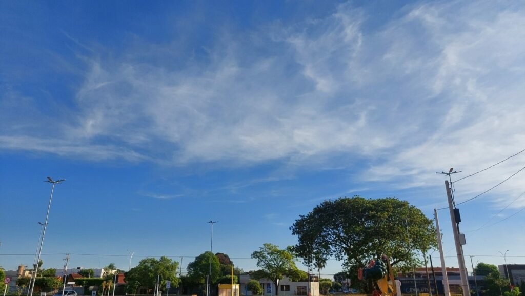 Sol predomina entre nuvens, mas frente fria garante clima ameno em Três Lagoas nesta quarta