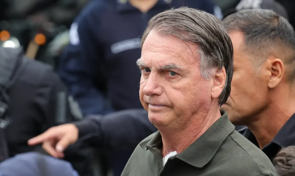 Boletim médico indica avanço da função renal de Bolsonaro, que permanece na UTI devido a quadro respiratório e inflamatório