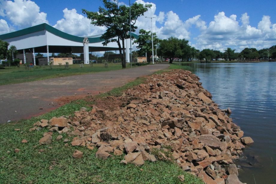 PRESERVAÇÃO – Prefeitura realiza contenção de área de erosão natural na Lagoa Maior