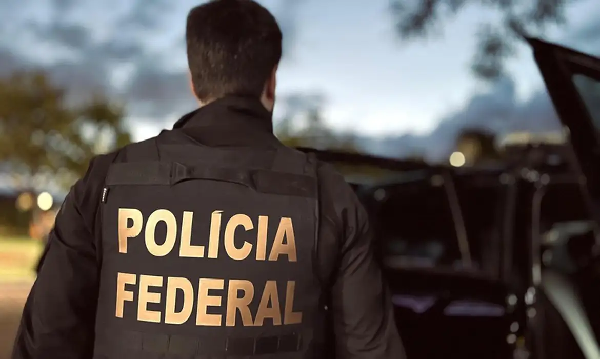 PF deflagra operação contra grupo do setor de combustíveis; Receita Federal apoia