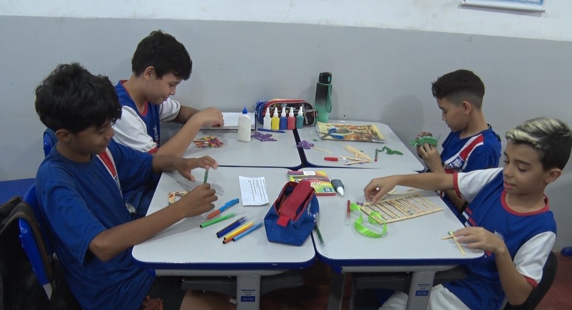 Escola Municipal Irmã Sheila Celebra Dia da Poesia com Projeto Lúdico "Poesia no Palito"