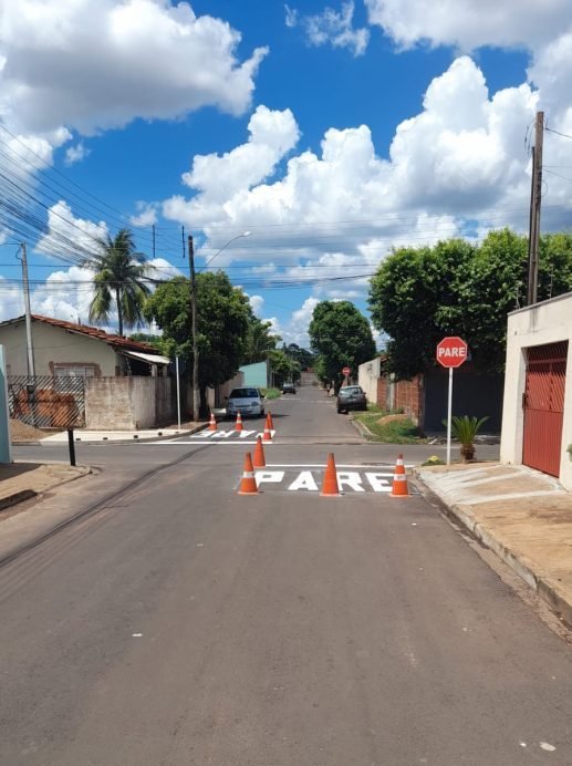 Prefeitura Municipal realiza pintura de sinalização viária no bairro Carioca