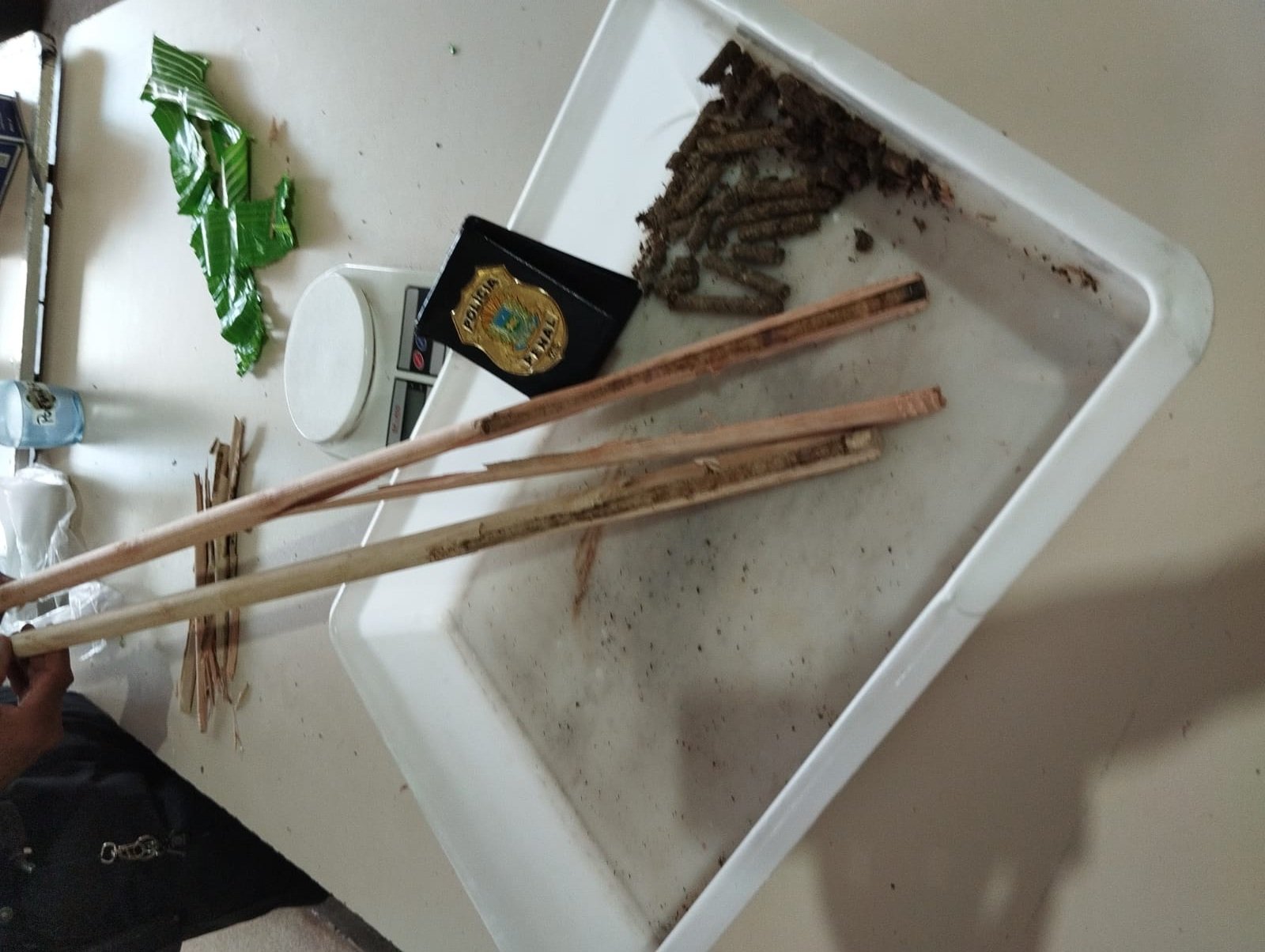 Mulher é detida ao tentar burlar segurança com maconha em cabo de vassoura em presídio de Três Lagoas