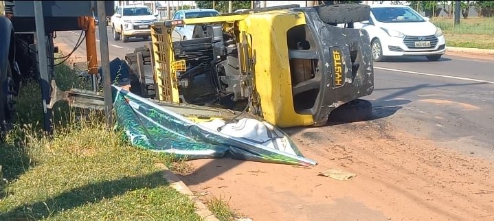 Empilhadeira cai de carreta e causa lentidão na Av. Ranulpho Marques Leal, em Três Lagoas