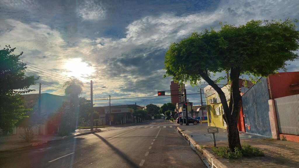 Calor de 27°C e risco de chuva marcam a quinta-feira em Três Lagoas com a chegada de frente fria