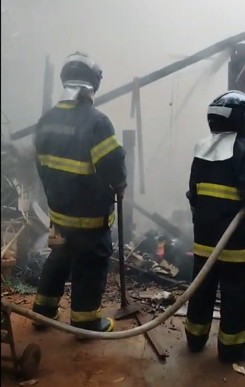 Incêndio em residência mobiliza bombeiros em Três Lagoas; causa pode ter sido curto-circuito