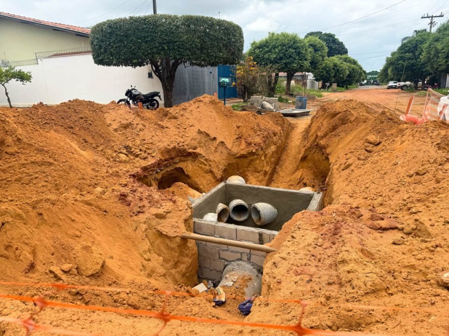 Pavimentação e drenagem beneficiam moradores dos bairros Jardim Itamaraty, Nossa Senhora de Fátima e Eunice