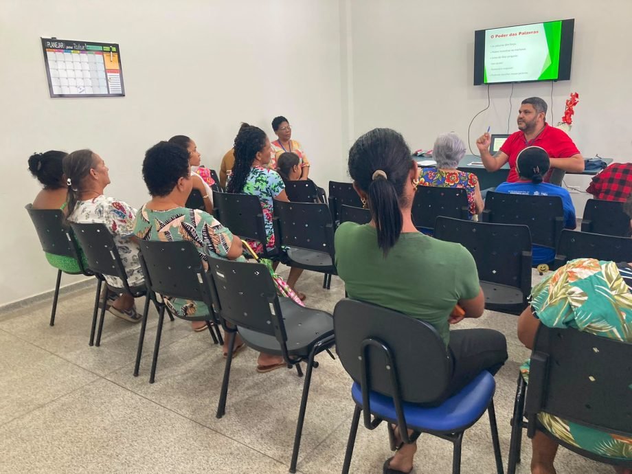 Oficina do PAIF debate a importância do diálogo na família com atendidos do CRAS Ruth Filgueiras