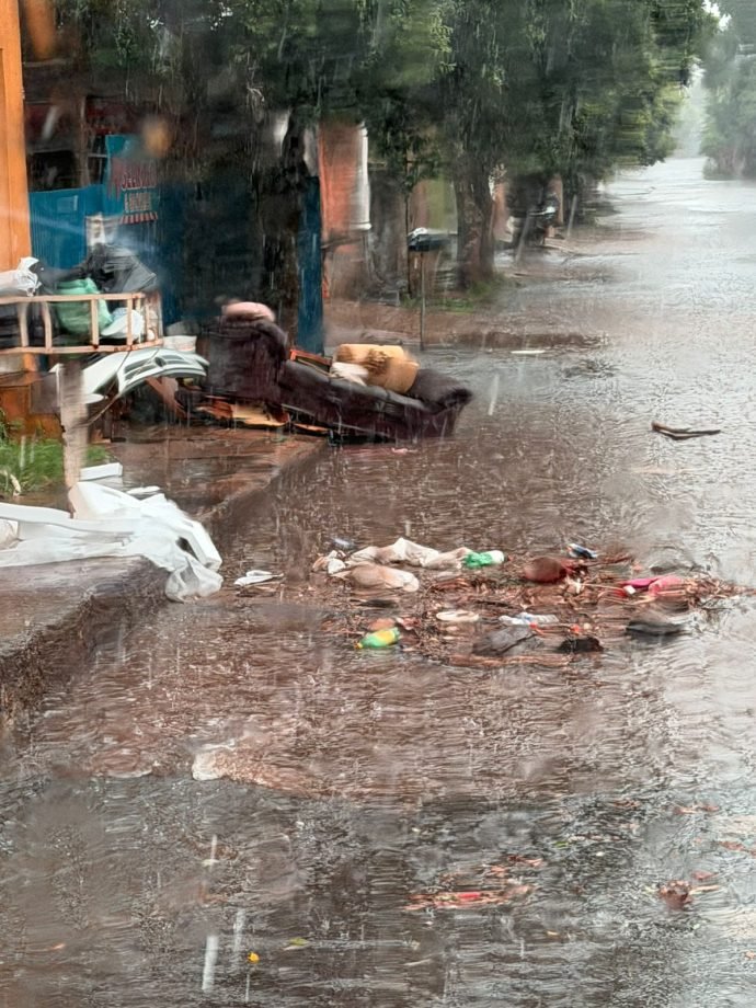 Descarte incorreto de lixo entope bueiros e agrava alagamentos em Três Lagoas