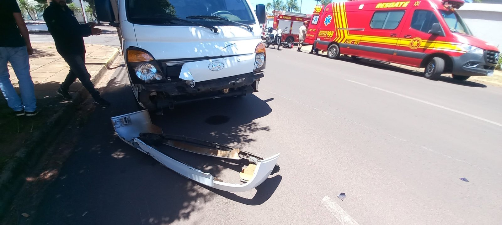 Motociclista fica ferido após colisão com caminhonete de entregas em Três Lagoas; motorista não tinha CNH