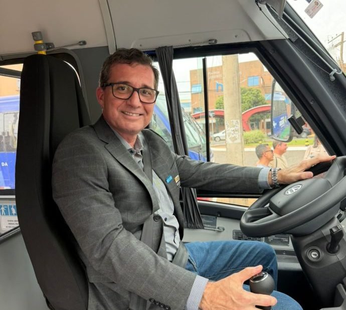 Três Lagoas recebe novo veículo do SUS para transporte de pacientes via programa 'Agora Tem Especialistas'