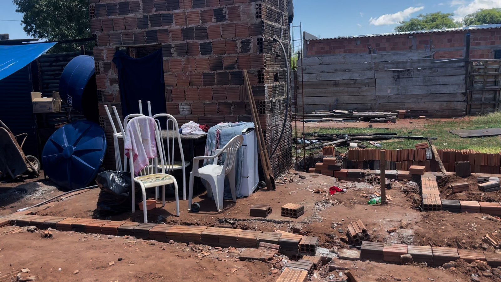 Após incêndio, família busca reconstruir lar na 'Ocupação' do São João