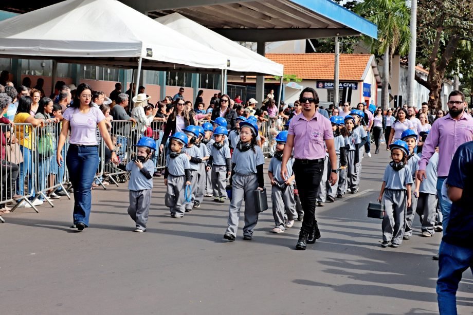 SEMED divulga a ordem do desfile cívico e fornece orientações aos participantes do aniversário de 111 anos de Três Lagoas