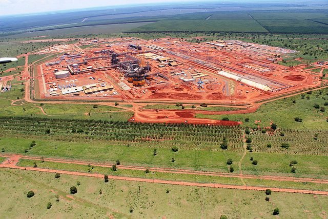 Durante desfile dos 111 anos, prefeito anuncia retomada definitiva da UFN3 e destaca geração de cerca de 7 mil empregos