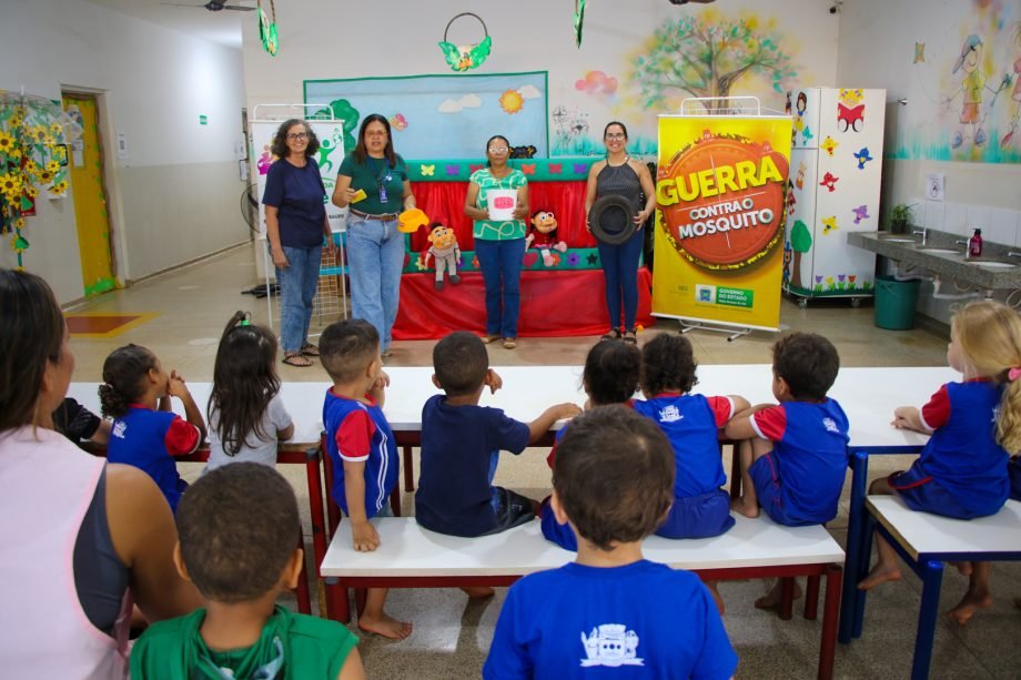 Teatro de Fantoches Leva Informação Sobre a Dengue a Alunos do CEI Guanabara