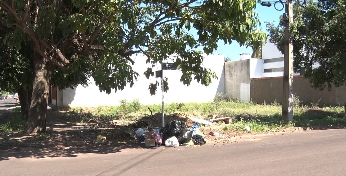 Aumento de notificações por terrenos sujos eleva multas em Três Lagoas